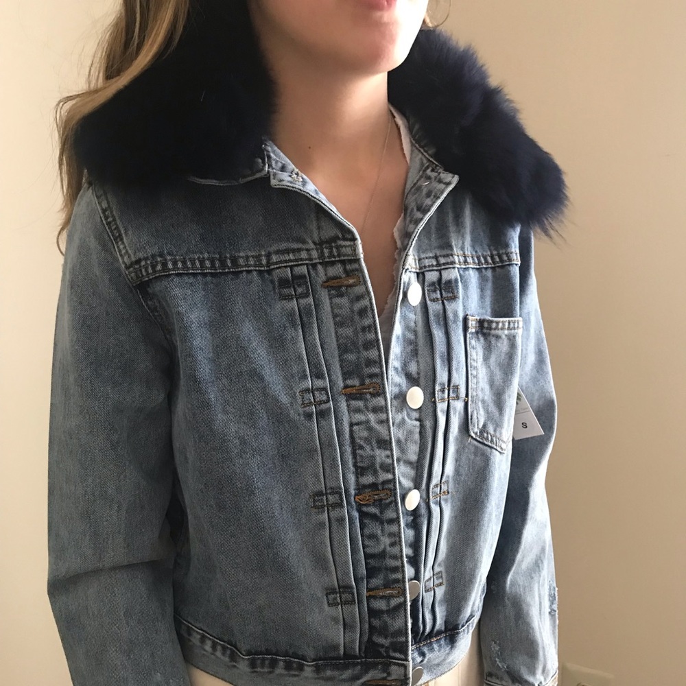 Jean jacket with fur collar detail